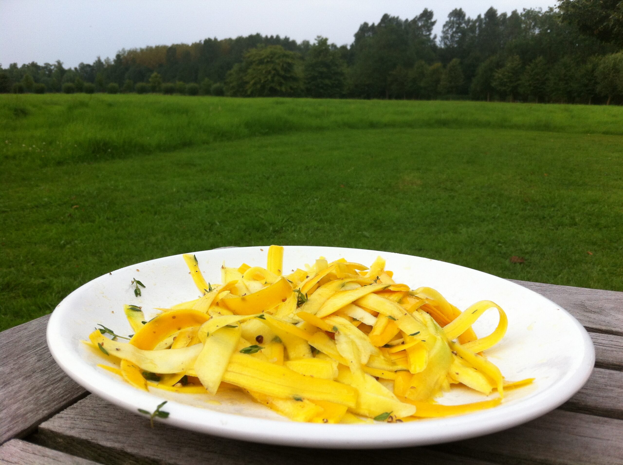 Slaatje van courgette met thijm en citroen