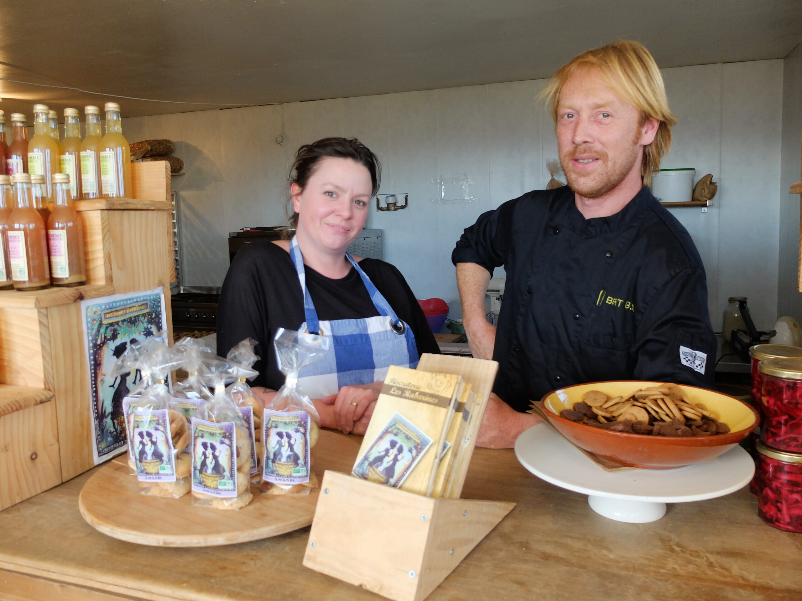 De rondborstige migrante met rode huid en accent