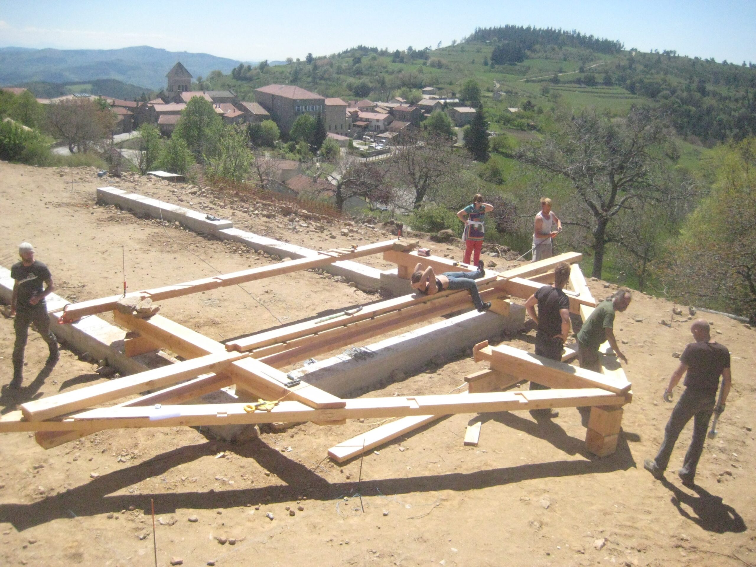 Petit à petit l’oiseau fait son nid